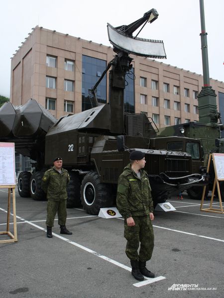 На площадке возле здания Правительства Камчатского края была представлена выставка военной техники.
