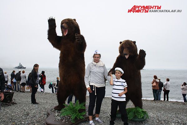 Юные моряки фотографируются с символом Камчатки - медведем.