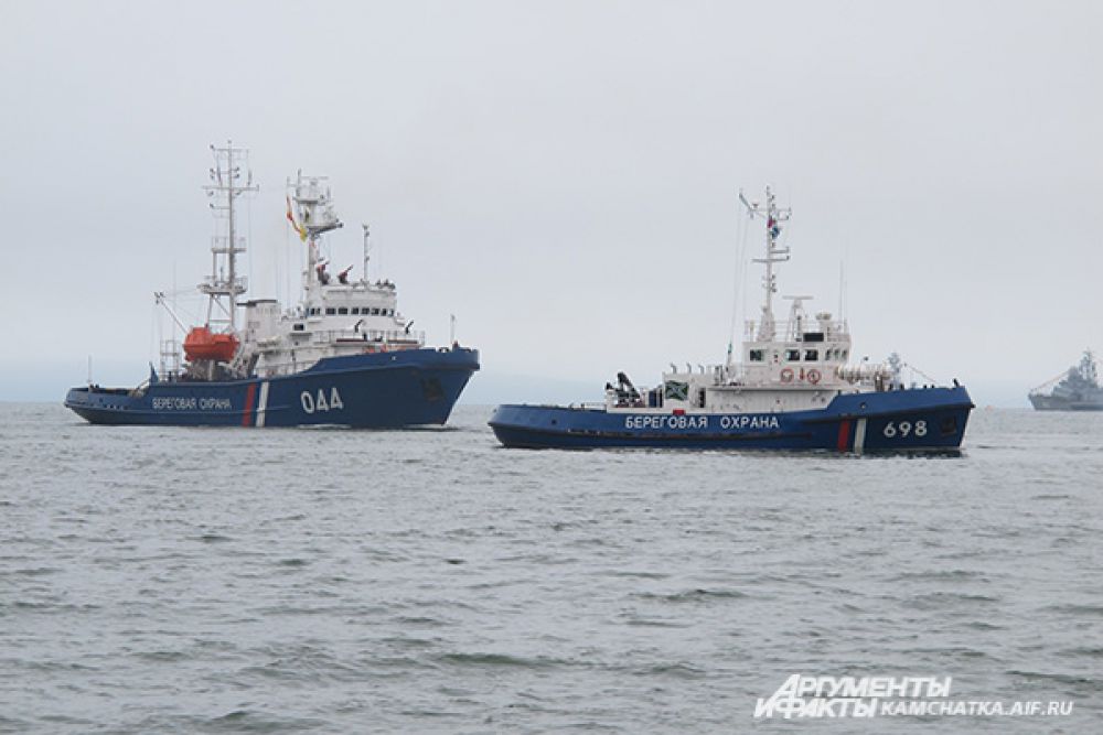 Во время морского парада экипажи кораблей продемонстрировали действия по задержанию «судна-нарушителя».