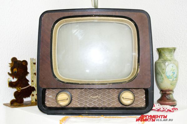 Телевизор «Старт-2» весил около 20 килограмм. В 1961 году его можно было купить за 230 рублей. 