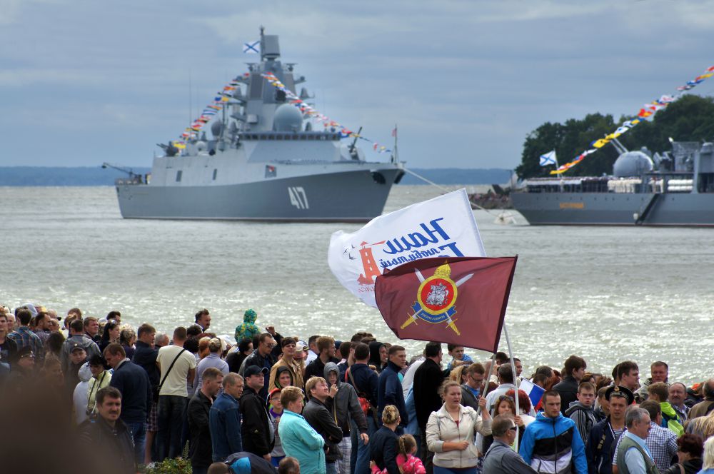 На набережной собрались тысячи балтийцев и гостей города.