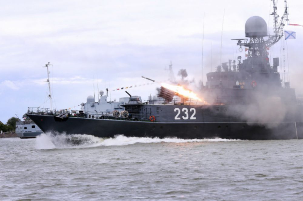 Гости праздника увидели, как подлодка отражает атаку противника, как в открытом море тушат десантный корабль.