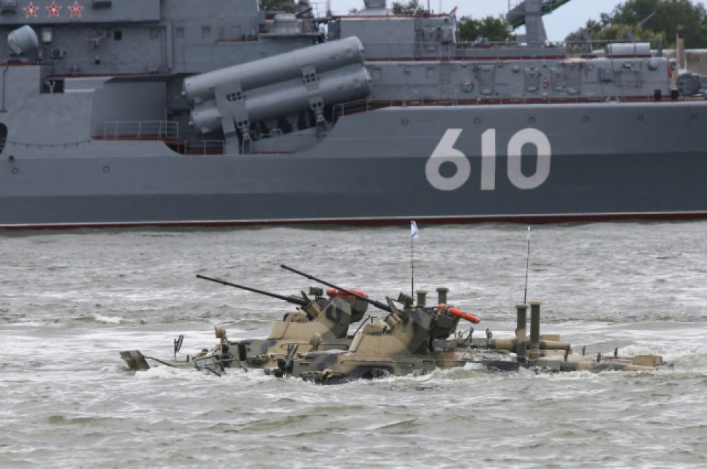 Под Андреевскими флагами в акваторию Калининградского залива выходят 30 боевых кораблей, катеров и даже подводная лодка. 