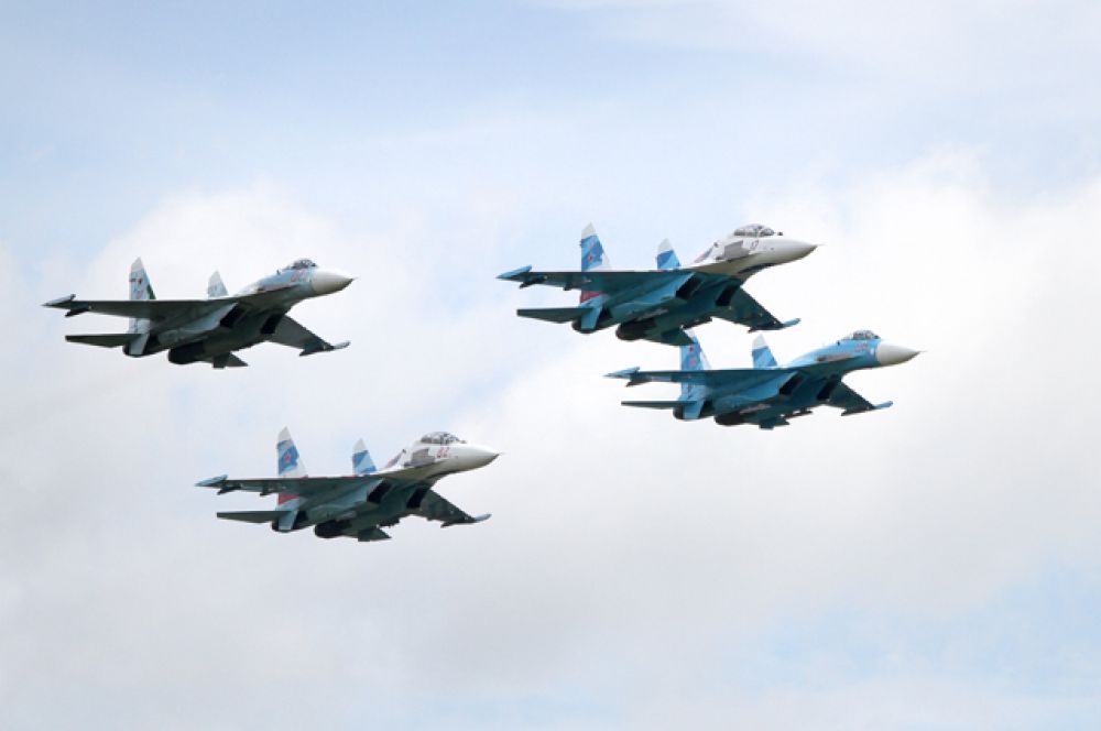 На огромной скорости четыре истребителя выписывали в небе причудливые зигзаги.