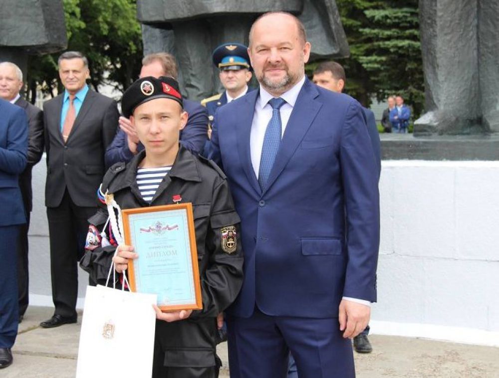 Врио губернатора Игорь Орлов вручил молодым ребятам награды «Горячее сердце». Они спасли из огня двоих детей и мужчину. На фото: Илья Чернов.