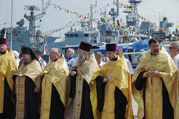 Священнослужители во время крестного хода ко Дню памяти князя Владимира на Графской пристани в Севастополе.
