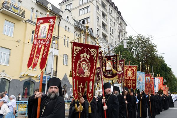 Крестный ход в Киеве в честь тысячелетия крещения Руси.