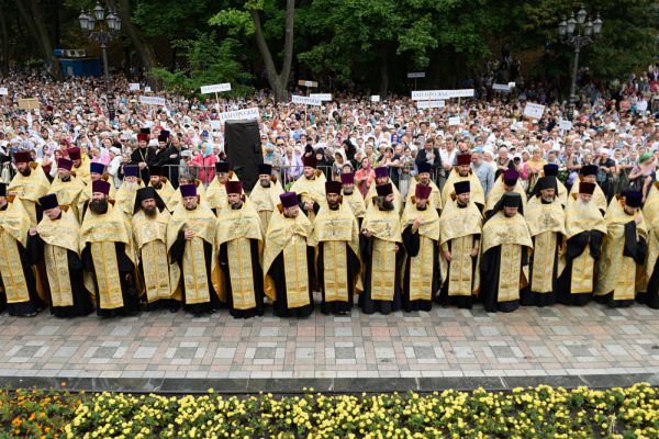Крестный ход в Киеве в честь тысячелетия крещения Руси.