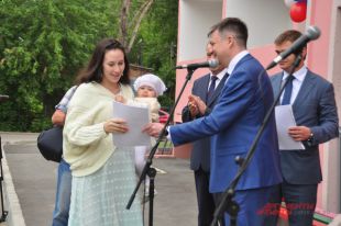 Виктор Назаров вручил ключи от новых квартир.