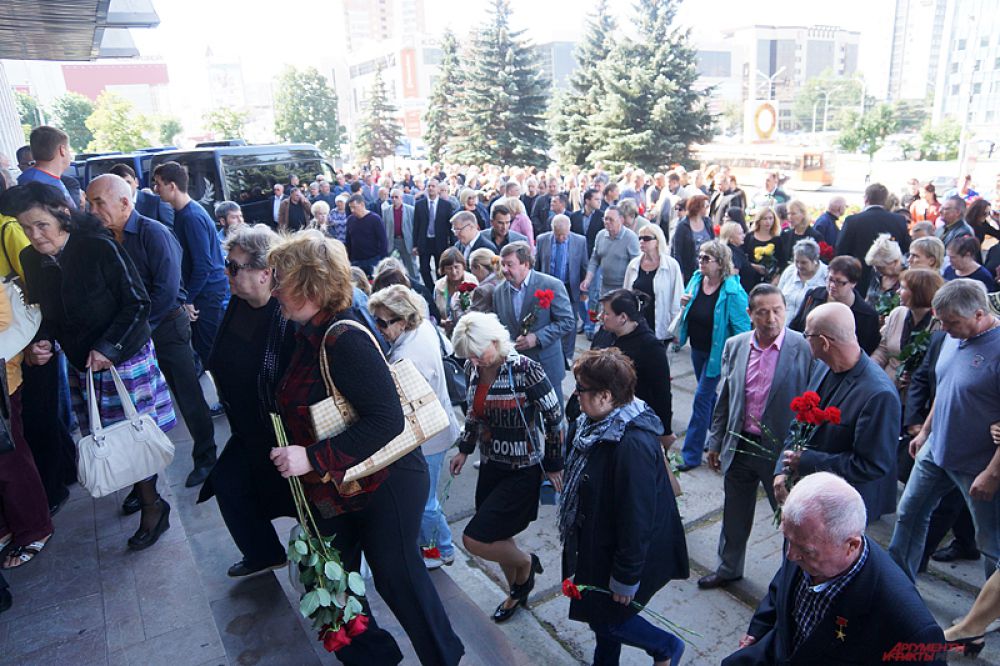 Уже к началу мероприятия у входа в здание выстроились сотни человек.
