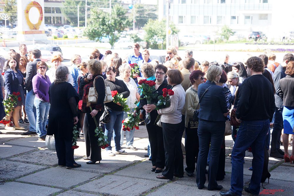Проводить в последний путь пришли как и простые горожане, так и первые лица города, политики, бизнесмены и многие другие.