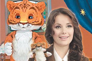Оксана Фёдорова и её маленький друг тигрёнок.