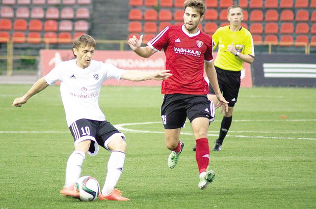 Максим Зимарёв (в красном) удачно сыграл против «Торпедо».