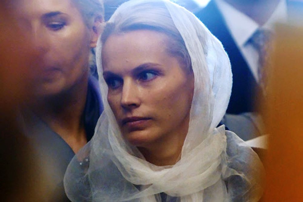 Роман и Ирина Абрамович развелись весной 2007 года. Размер компенсации Ирины составил $300 млн. За 16 лет брака с Ириной Маландиной Абрамович превратился из директора кооператива «Уют» в нефтетрейдера, владельца «Сибнефти», «Евраза» и английского футбольного клуба Chelsea. Ирина за это время бросила работу стюардессы и родила пятерых детей. Сейчас Роман Абрамович живет с Дарьей Жуковой и воспитывает сына и дочь, однако статус с «разведен» на «женат» он до сих пор не поменял.