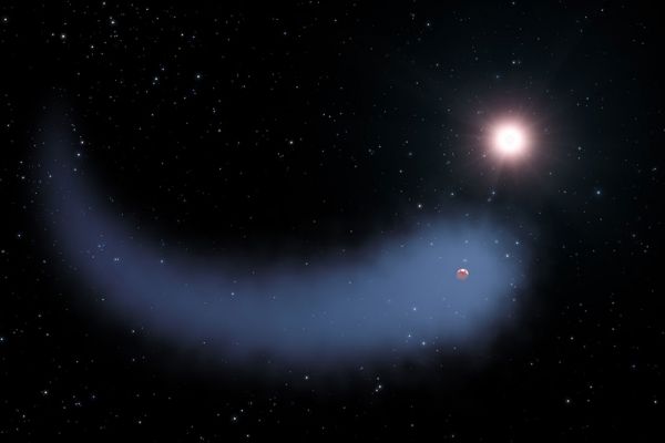 Экзопланета Gliese 436 b необычна тем, что у нее есть хвост. Она расположена на расстоянии 33 световых лет от Земли, а ее масса сравнима с массой Нептуна. Предположительно Gliese 436 b состоит из воды, а ее атмосфера — из гелия. Хвост образован водородом, испаряющимся из атмосферы из-за слишком близкой к звезде орбиты. Период вращения экзопланеты вокруг своего светила всего 2,6 суток.