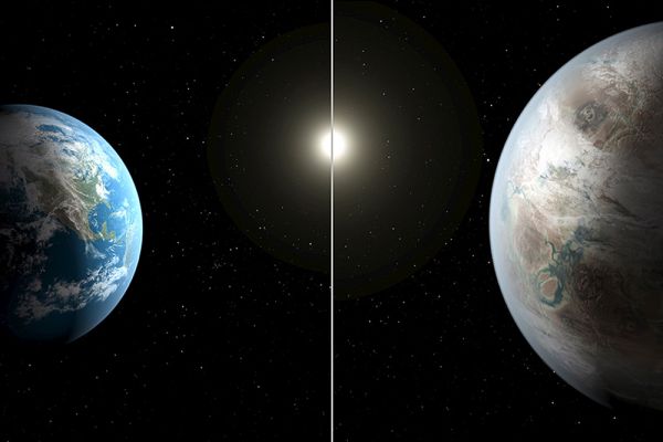 Сравнение размеров Земли и Kepler-452b. Радиус экзопланеты в 1,6 раза больше земного, а вращается она вокруг своей звезды на примерно таком же расстоянии, что и Земля от Солнца. Именно Kepler-452b считается самой похожей на Землю из обнаруженных миссией Kepler экзопланет. Не исключено, что там, на расстоянии 1,4 тысячи световых лет от Земли, была или все еще существует разумная жизнь.