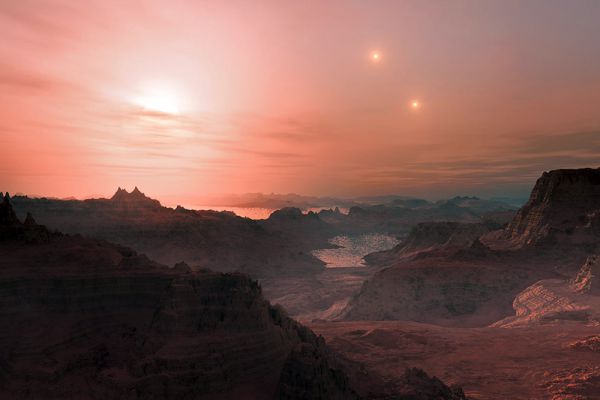 Закат на суперземле Gliese 667 Cc — экзопланете около красного карлика. Gliese 667 Cc уникальна тем, что ее светило находится в связанной системе с двумя другими звездами — Gliese 667 A и Gliese 667 B, которые тут также показаны.