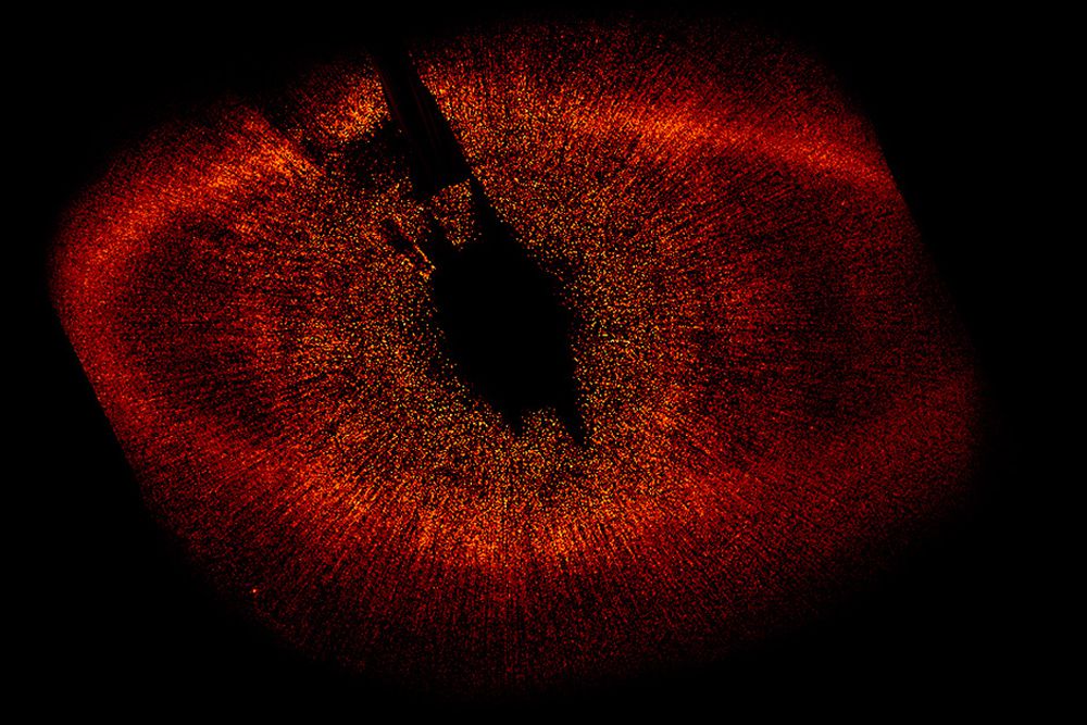 Экзопланета Fomalhaut b на фоне звезды. Примерно в три раза тяжелее Юпитера. 25 световых лет от Солнца.