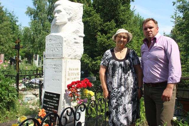Фаина Владимировна и Алексей Алексеев у могилы Василия Терехова.