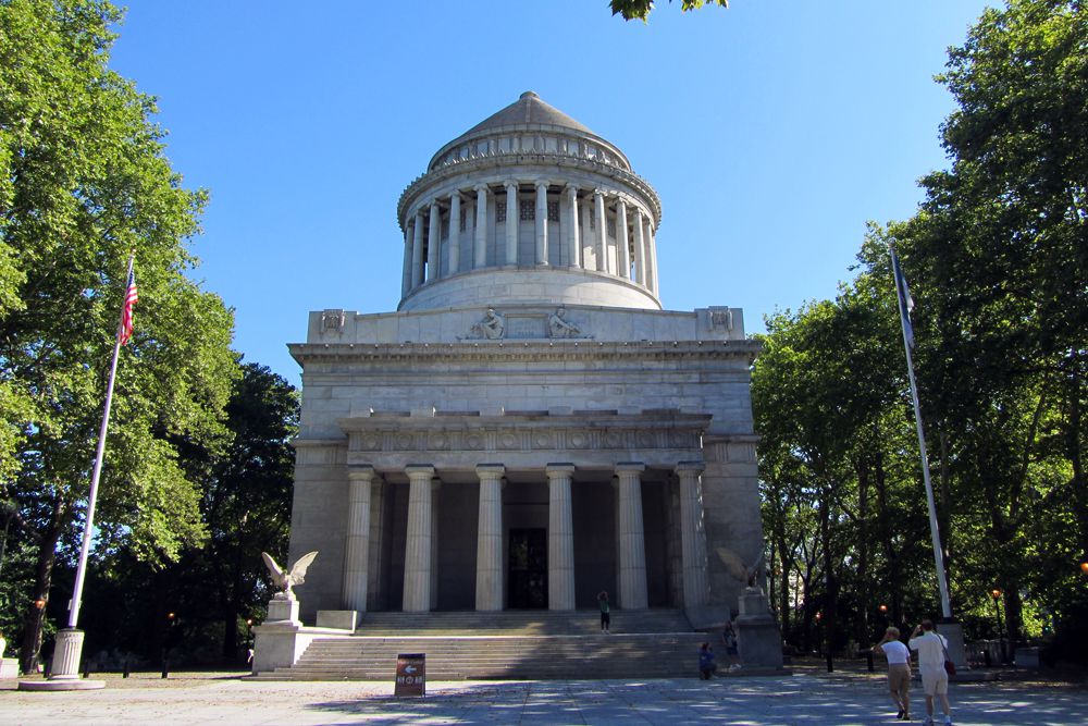 Мавзолей Гранта (Нью-Йорк, США). Открылся мемориал 27 апреля 1897 года к 75-летию Гранта, а на торжественную церемонию пришло более миллиона человек (впоследствии, в 1902 году, рядом с генералом поместили его скончавшуюся супругу). На мавзолей ушло 8000 т гранита, внутри он отделан каррарским мрамором, украшен мозаиками, изображающими эпизоды Гражданской войны и большую карту ее сражений, а также флагами воевавших сторон.