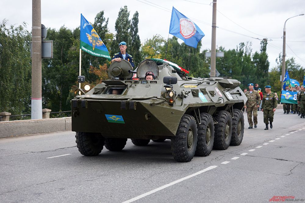 Сопровождали процессию военный оркестр и полицейские.
