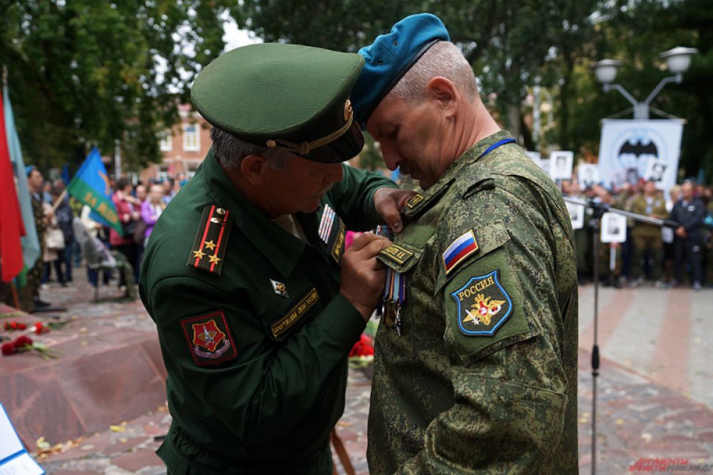 В связи с круглой датой организаторы мероприятия вручили отличившимся десантникам и ветеранам локальных войн награды.