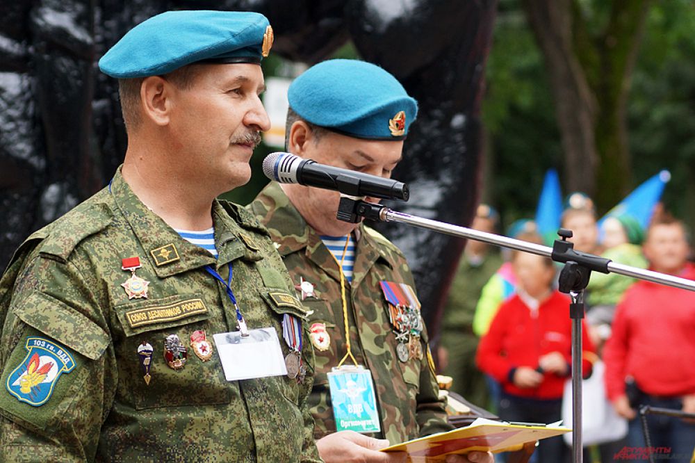 Закончилось торжественное празднование у памятника «Разорванное братство», где прошел митинг.