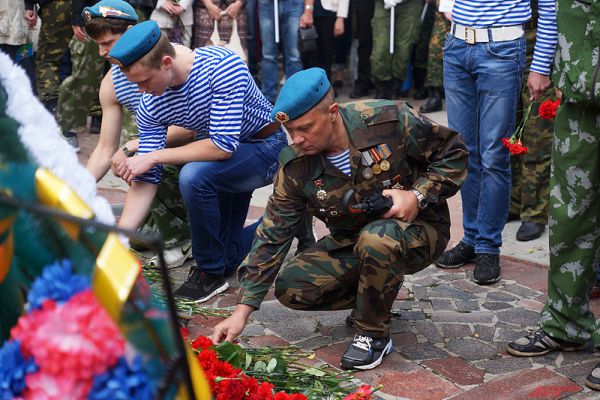 Возложение цветов у монумента.