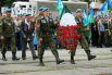 Подойдя к монументу Уральскому добровольческому танковому корпусу, десантники провели церемонию возложения венков и цветов, дабы почтить память героев Великой Отечественной войны.