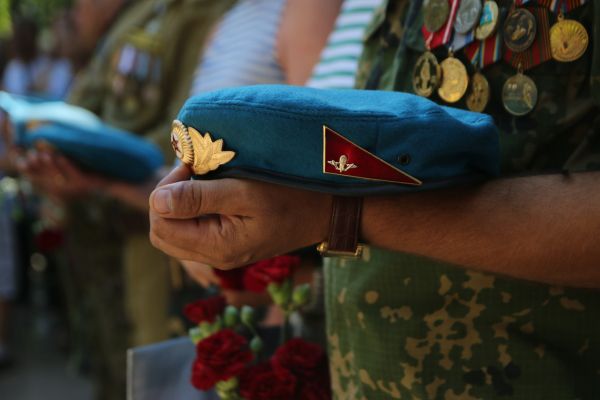 Десантник во время празднования дня Воздушно-десантных войск в Симферополе.