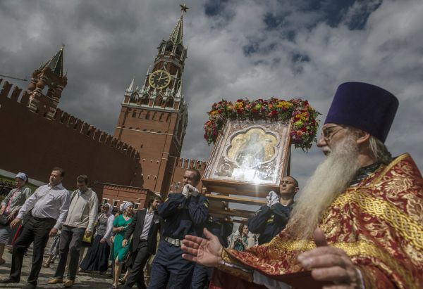 Военнослужащие во время крестного хода на праздновании 85-летия Воздушно-десантных войск на Красной площади.