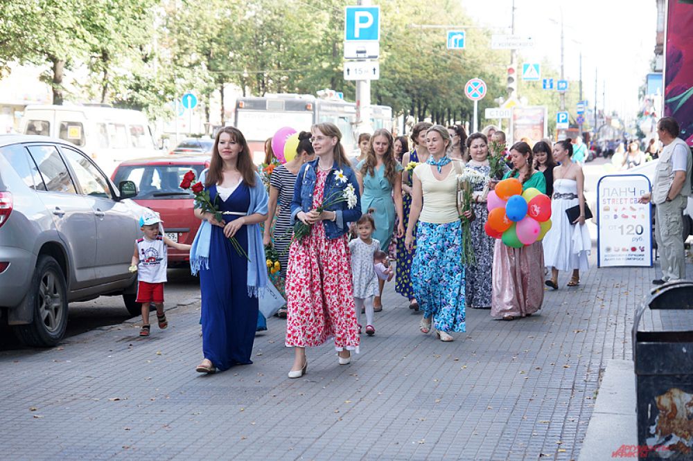 Прекрасные девушки, держа в руках букеты, прошлись от кинотеатра «Кристалл» по Комсомольскому проспекту до площади у Театра-Театра.