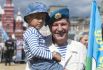 Мужчина с ребенком на праздновании 85-летия Воздушно-десантных войск на Красной площади.