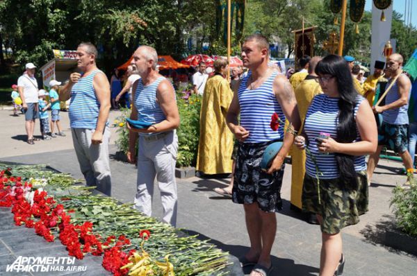 По традиции, цветы в этот день кладут к Черному тюльпану - символу памяти русских войнов