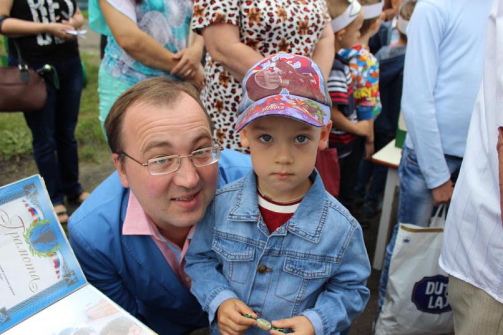 Куратор Карсунского района министр спорта Сергей Кузьмин приехал с сыном Серафимом