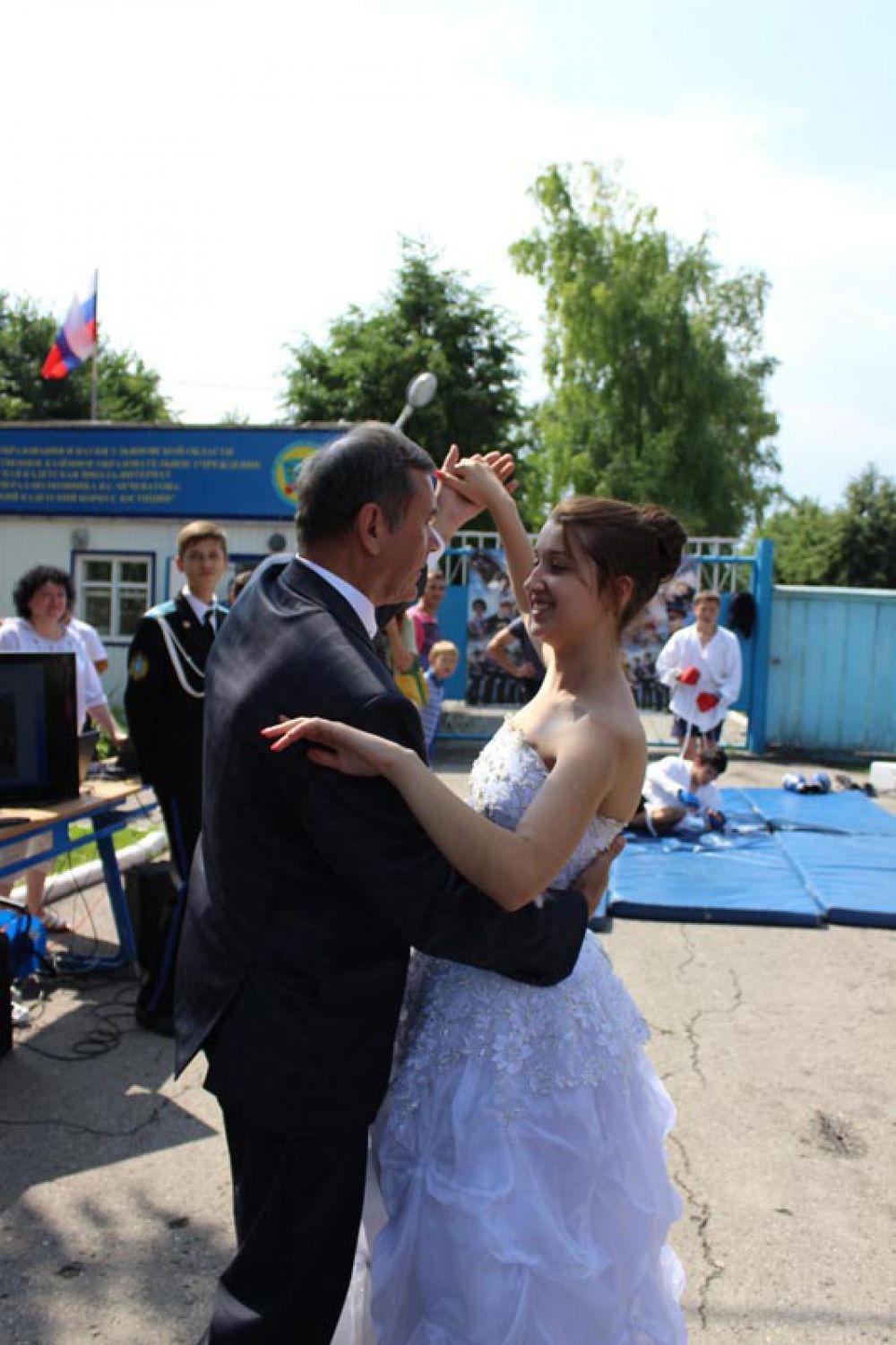 Глава районной администрации В. Чубаров закружил в танце молодую красавицу