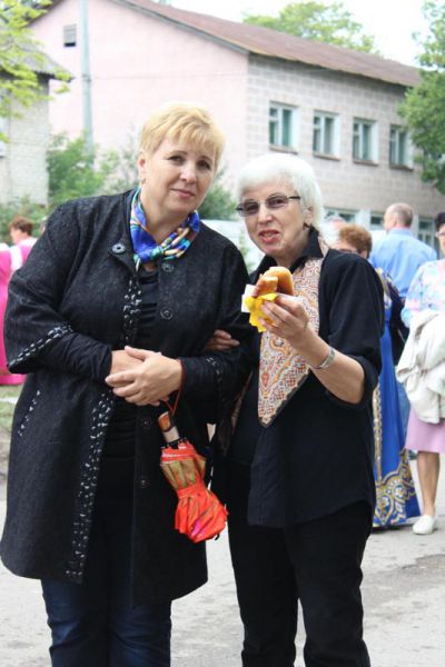 Лидия Берч справа угощается пирожками: вкус родины незабываем
