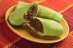 В Индонезии любят Dadar gulung – зеленый блин, сделанный из листьев пандануса, заполненных кокосовым сахаром.