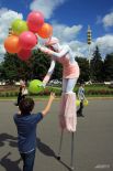Ходулисты играли с детьми и дарили им воздушные шары.