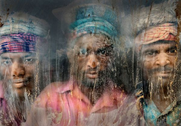 Рабочие, копающие гравий, были сфотографированы в Бангладеше. Фотоснимок занял второе место в фотоконкурсе National Geographic