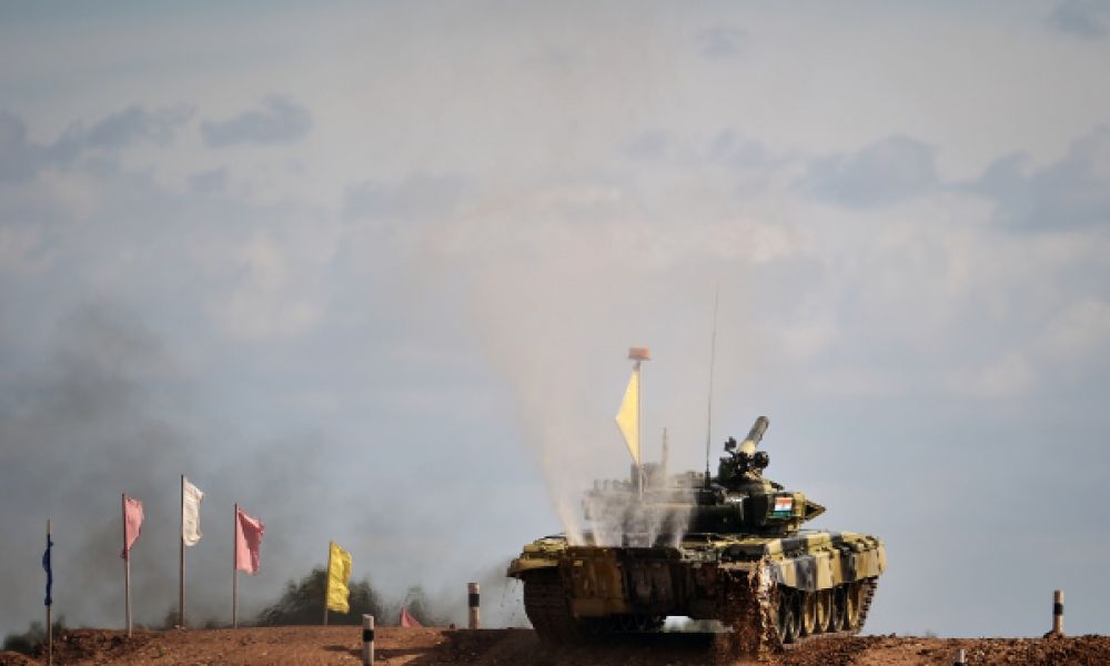 «Танковый биатлон» - не просто конкурс мастерства военных. Это еще и зрелищное шоу, которое привлекает большое внимание - в прошлом году мировой чемпионат в Подмосковье посетили более 70 тыс. человек. И теперь побывать на соревнованиях военных смогут все желающие.