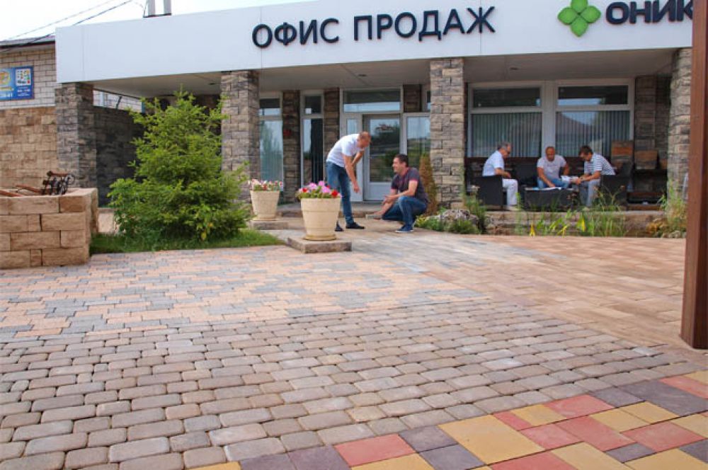 В динамично развивающемся предприятии по производству, продаже, укладке тротуарной плитки «Оникс» очень дорожат своей репутацией и предлагают покупателям продукцию, отвечающую самым жестким мировым стандартам качества.
