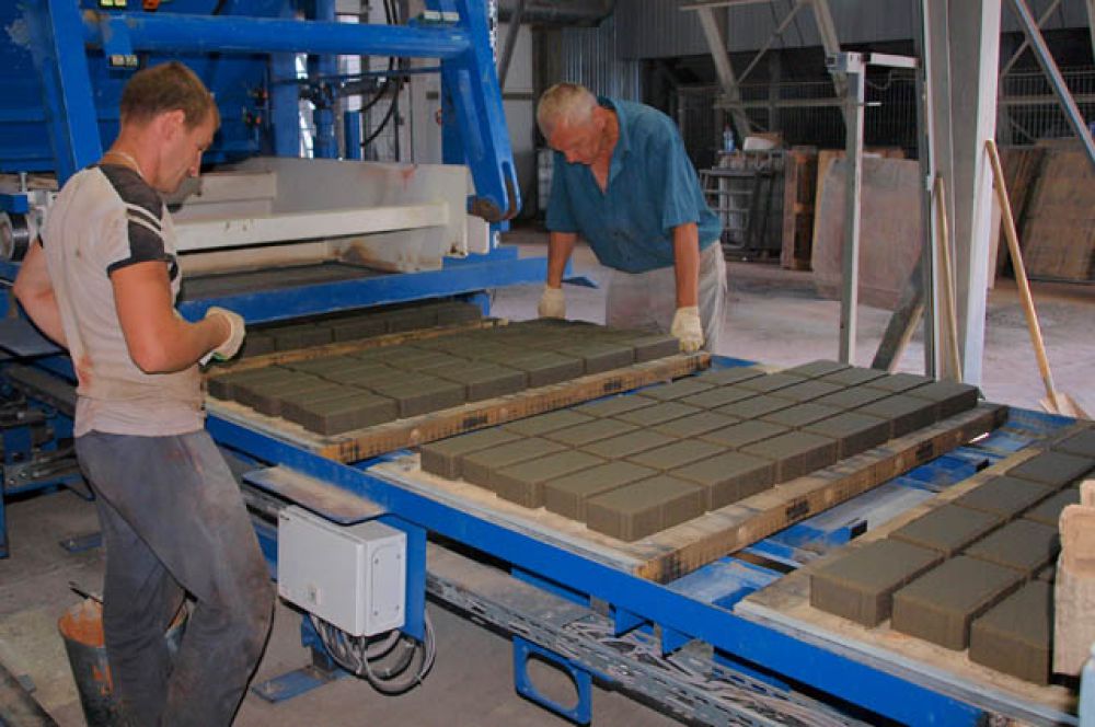На каждой стадии изготовления плитки высококвалифицированными специалистами проводится мониторинг качества изделий.