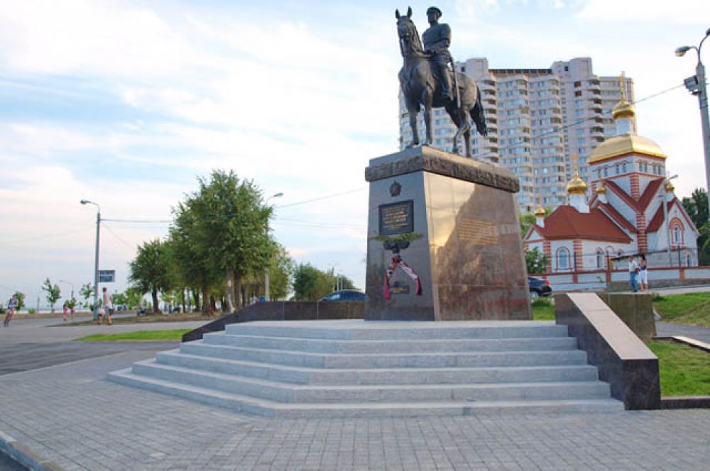 Тротуарная плитка, изготовленная на предприятии «Оникс», украшает площадь у памятника маршалу Рокоссовскому в Центральном районе.