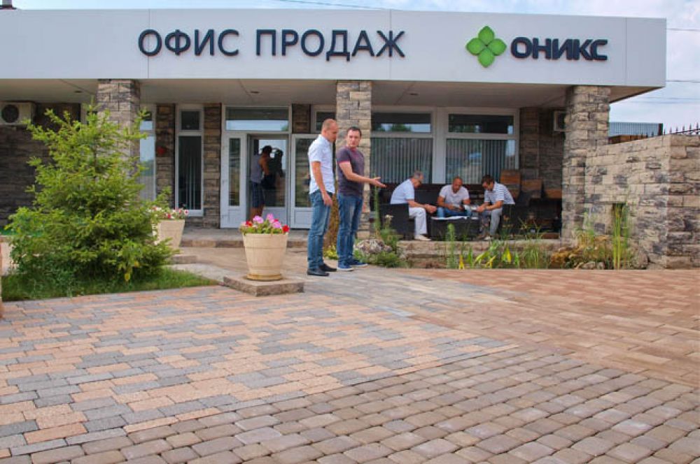 Для покупателей, которым трудно определиться с выбором по фотографиям в рекламных буклетах, на территории предприятия «ОНИКС» была создана экспозиция почти из 100 образцов выпускаемых изделий.