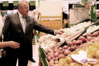 Губернатор Вячеслав Шпорт знакомится с ассортиментом одного из хабаровских гипермаркетов