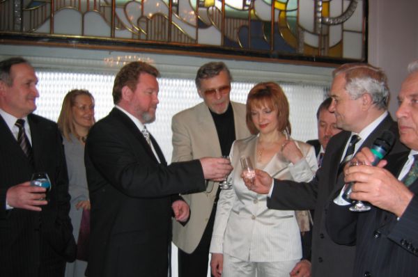 04.04.04 - день когда Михаил Евдокимов избран губернатором Алтайского края. Фото сделано во время банкета после присяги.