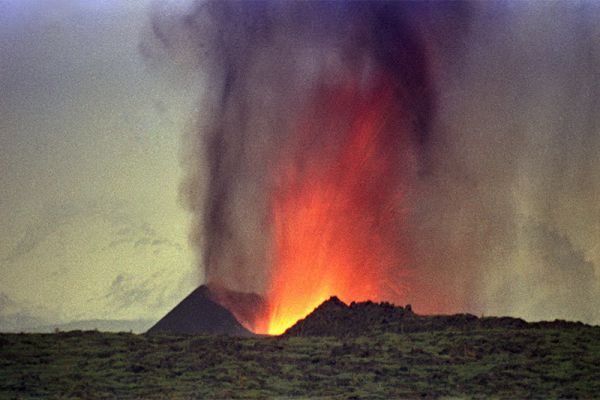 Рождение нового вулкана на глазах у изумленных туристов.