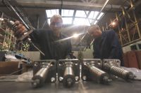 Рабочие подготавливают клапаны перед испытанием на заводе ЗАО «Корпорация Сплав» по производству трубопроводной арматуры.