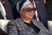 Первая леди Египта Интисар ас-Сиси впервые за год появилась на публике. Жена президента Абдель Фаттаха ас-Сиси присутствовала на церемонии открытия нового Суэцкого канала, которая прошла в бухте Исмаилия. Интисар ас-Сиси практически не появляется ни на каких общественных и торжественных мероприятиях. В последний раз она выходила в свет во время инаугурации супруга в июне 2014 года. Супруга главы АРЕ была одета в черную рубашку и строгий серый костюм, волосы покрывал пепельного цвета хиджаб, а лицо скрывали большие черные очки. 